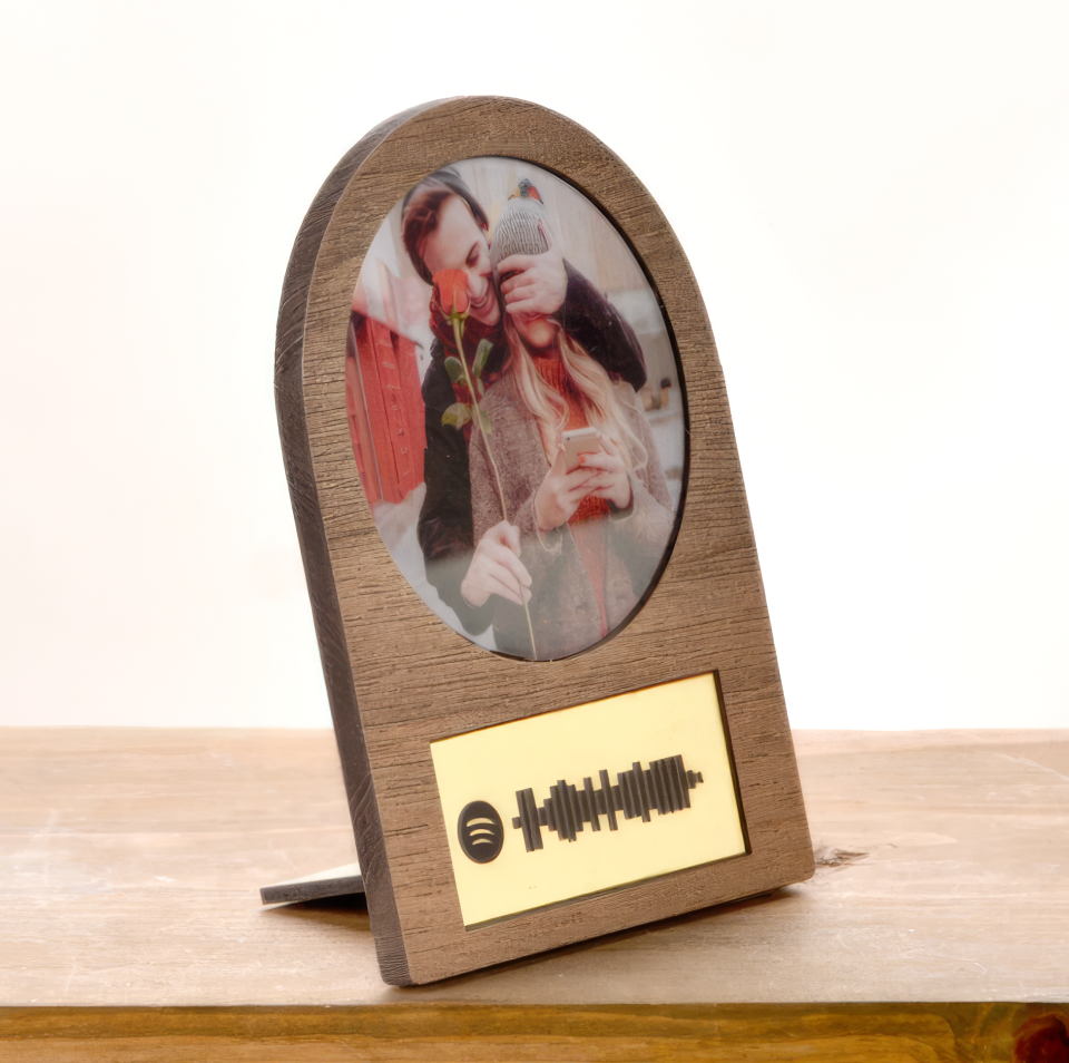 Kişiye Özel Ahşap Masa Çerçevesi – UV Baskılı Sarı Ayna  Pleksi Fotoğraf Alanı